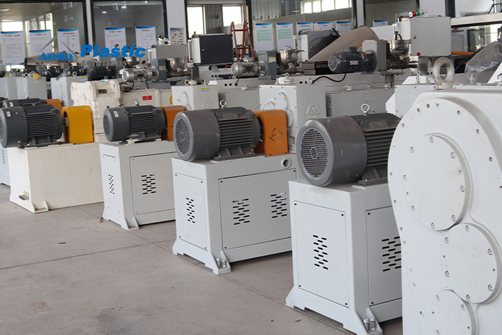 plastic extrusion machine.jpg